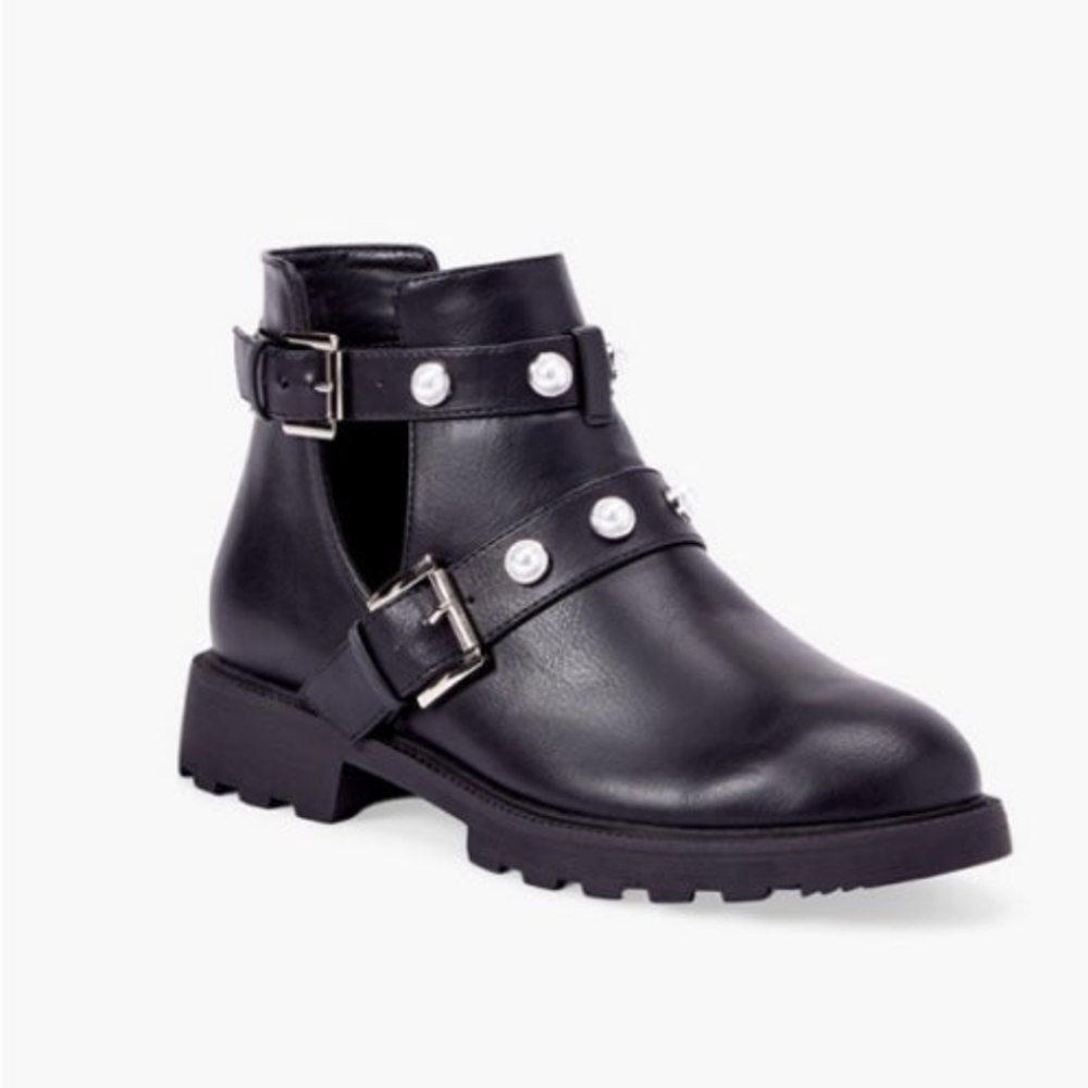 NWT JustFab Clarice Cut-Out Lug Sole Boots size 7.5